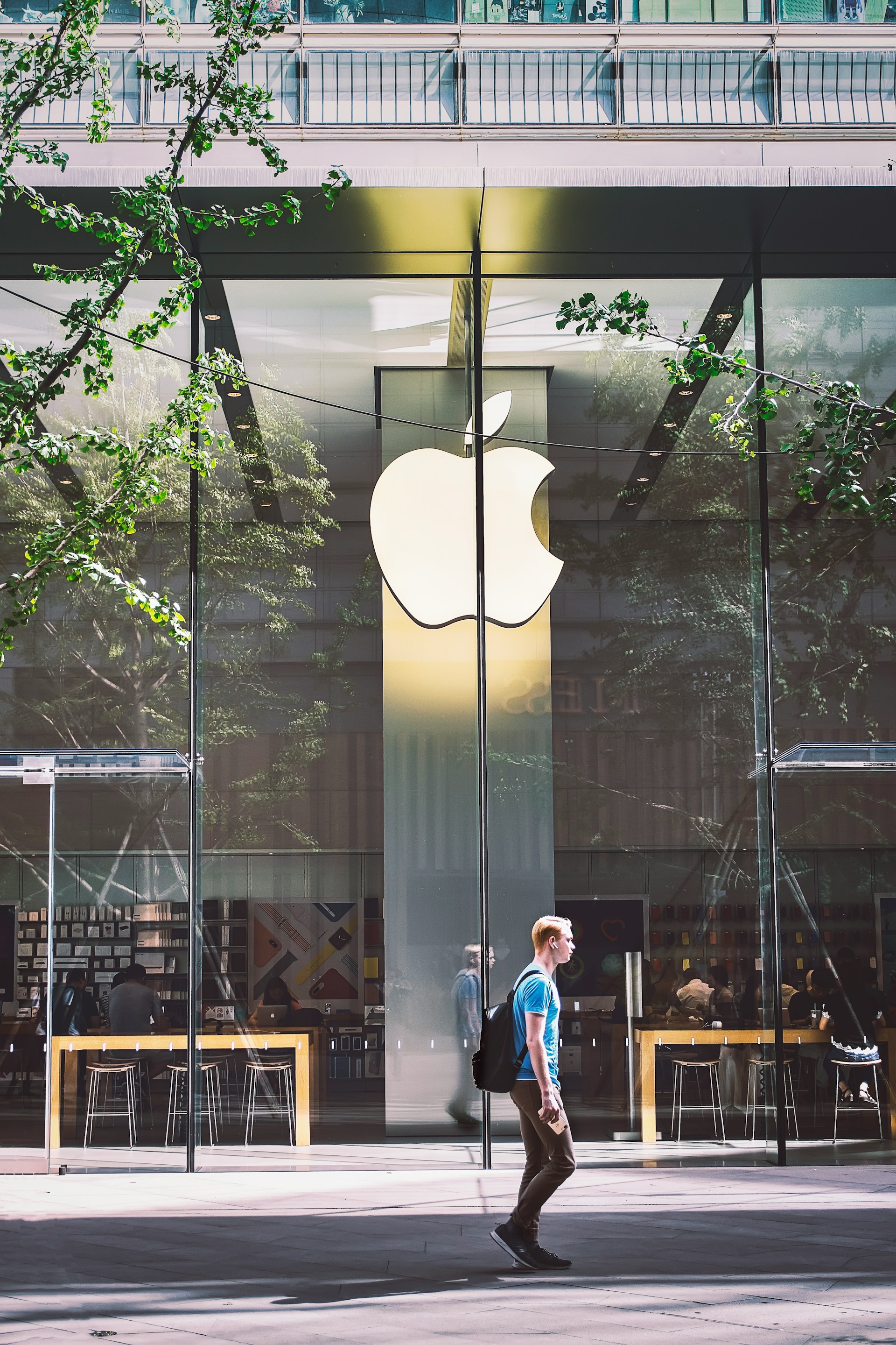 Apple Unveils “iOS AI,” Declaring a Shift from App-Centric to Agent-Centric Experiences